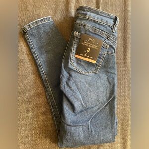 NWT - Size 3 Rio Skinny Jeans, Length 33”